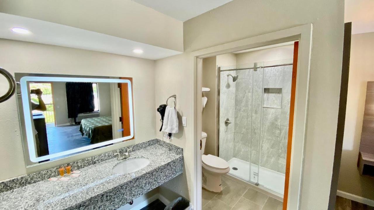 Brentwood Inn & Suites Suffolk Luaran gambar