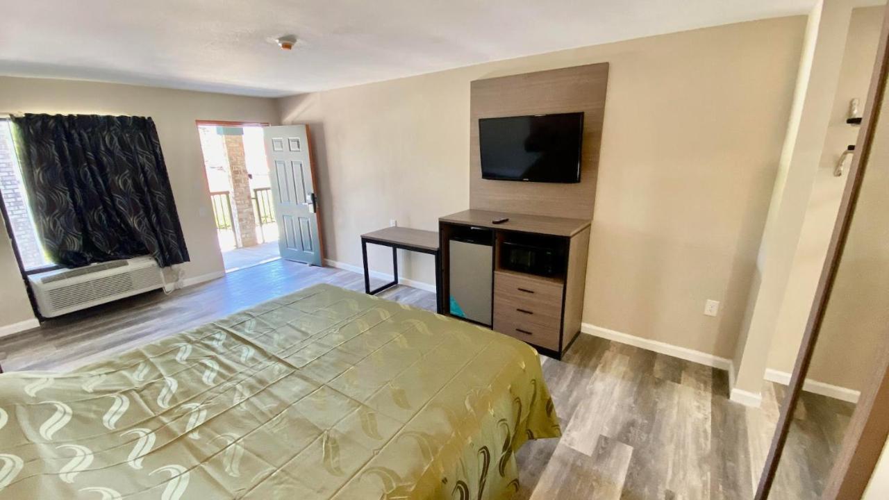 Brentwood Inn & Suites Suffolk Luaran gambar