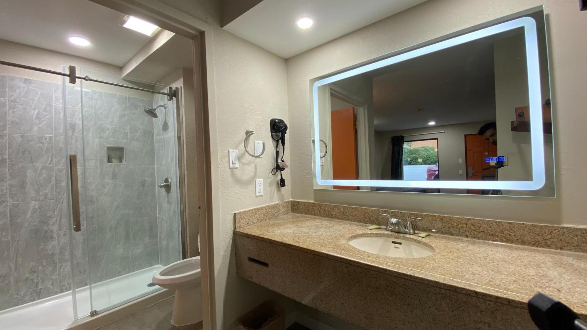 Brentwood Inn & Suites Suffolk Luaran gambar