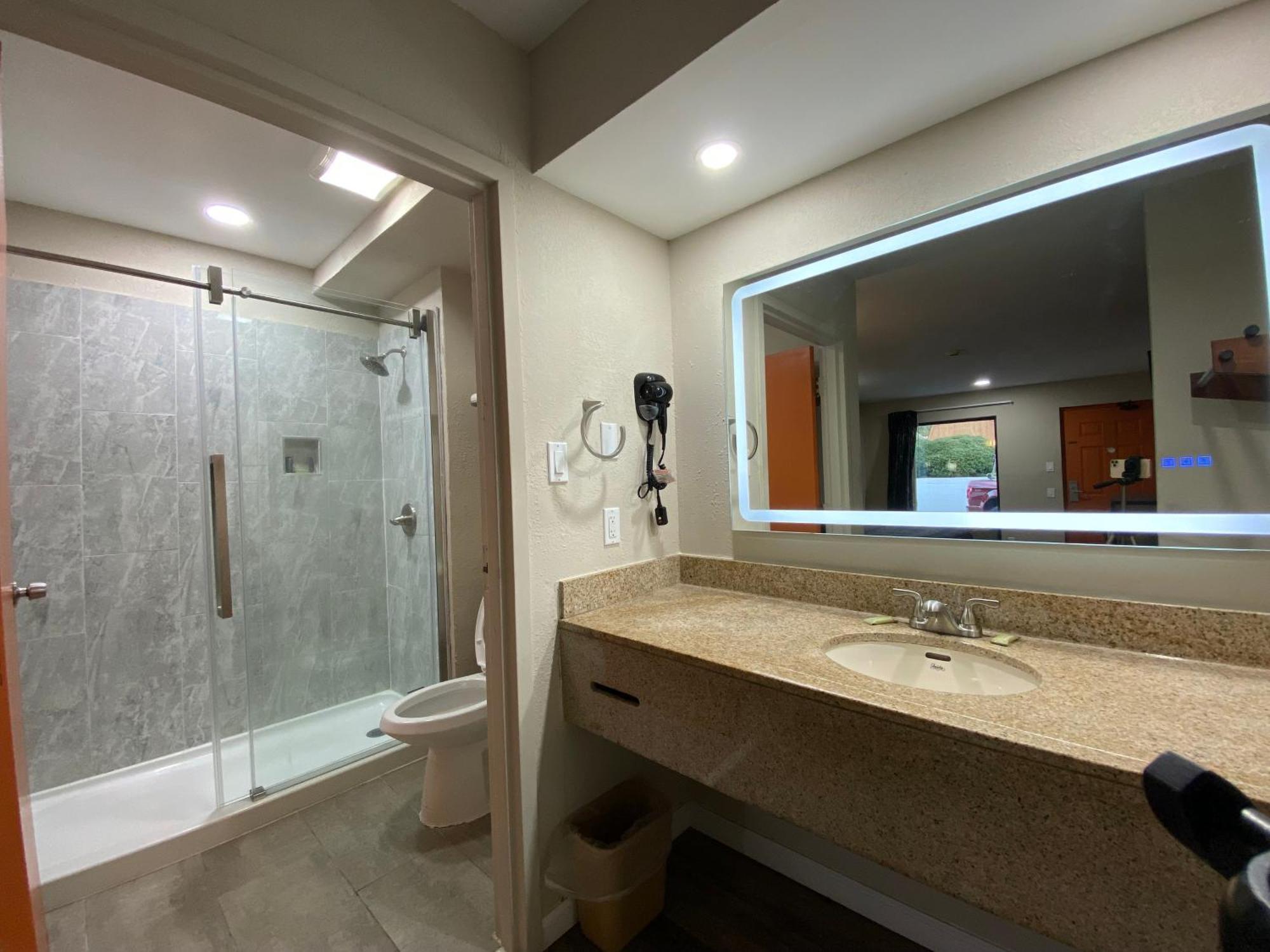 Brentwood Inn & Suites Suffolk Luaran gambar