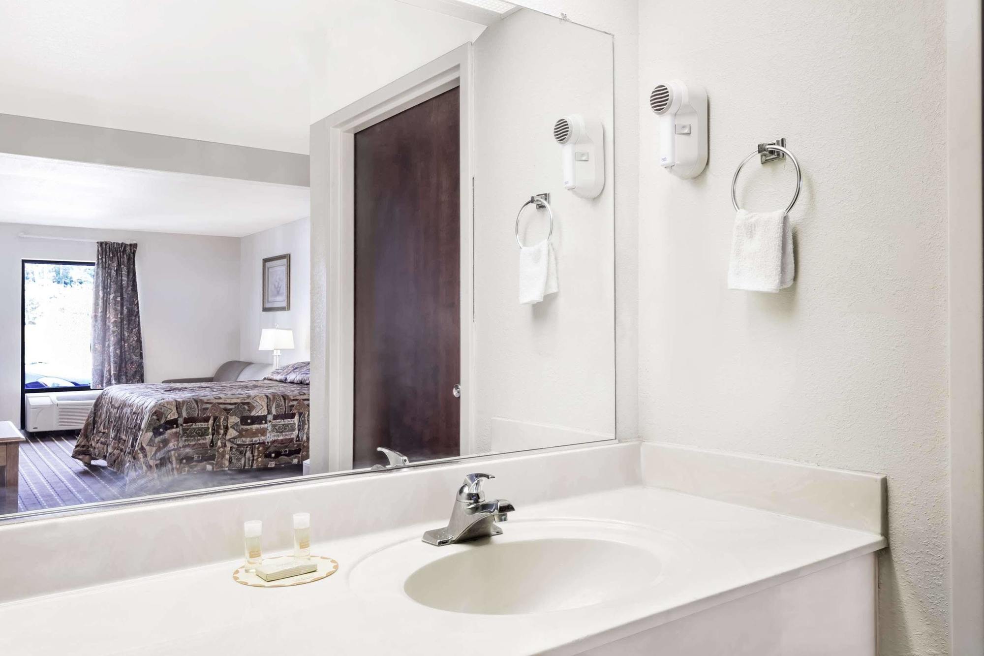 Brentwood Inn & Suites Suffolk Luaran gambar