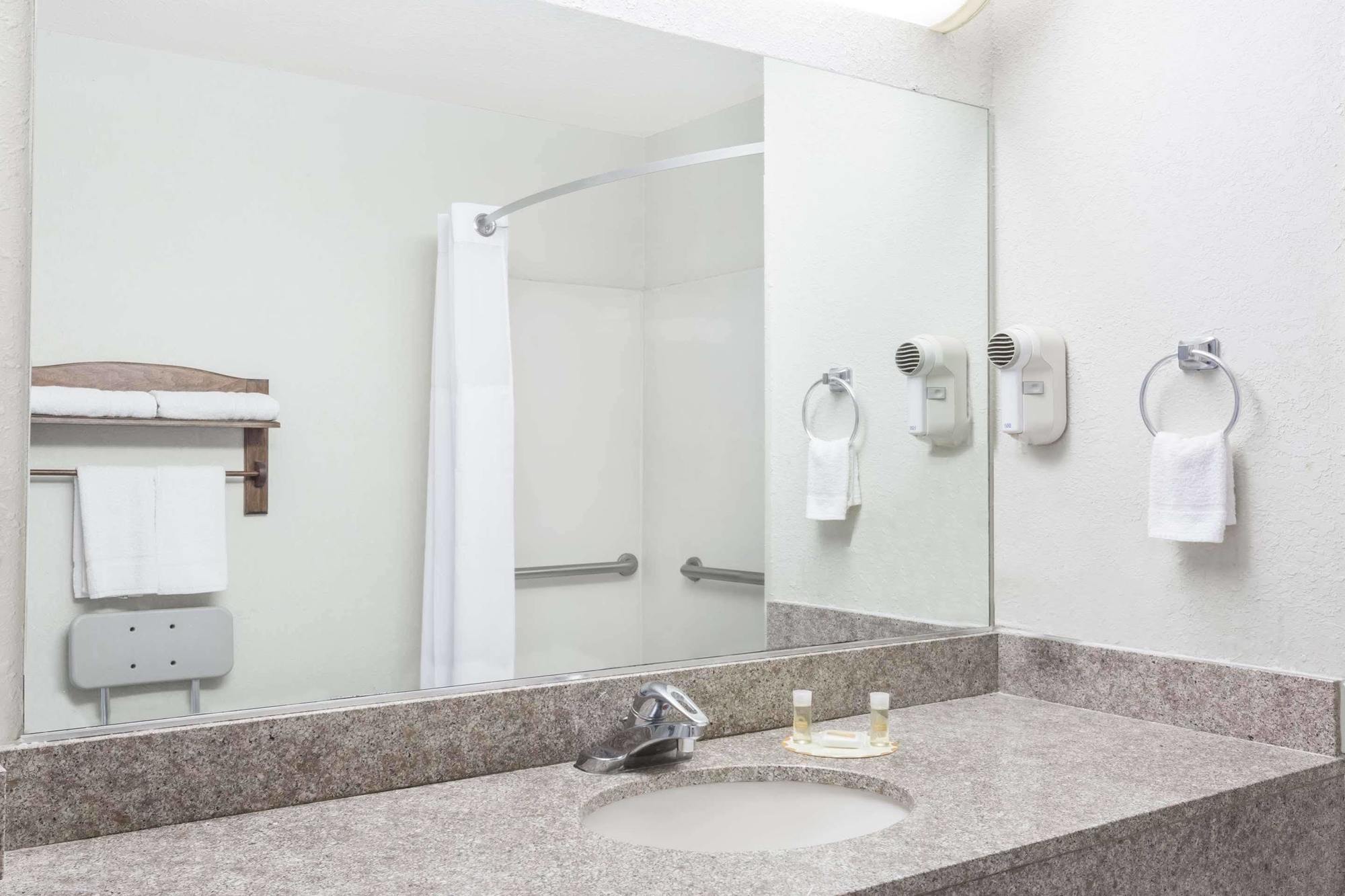 Brentwood Inn & Suites Suffolk Luaran gambar