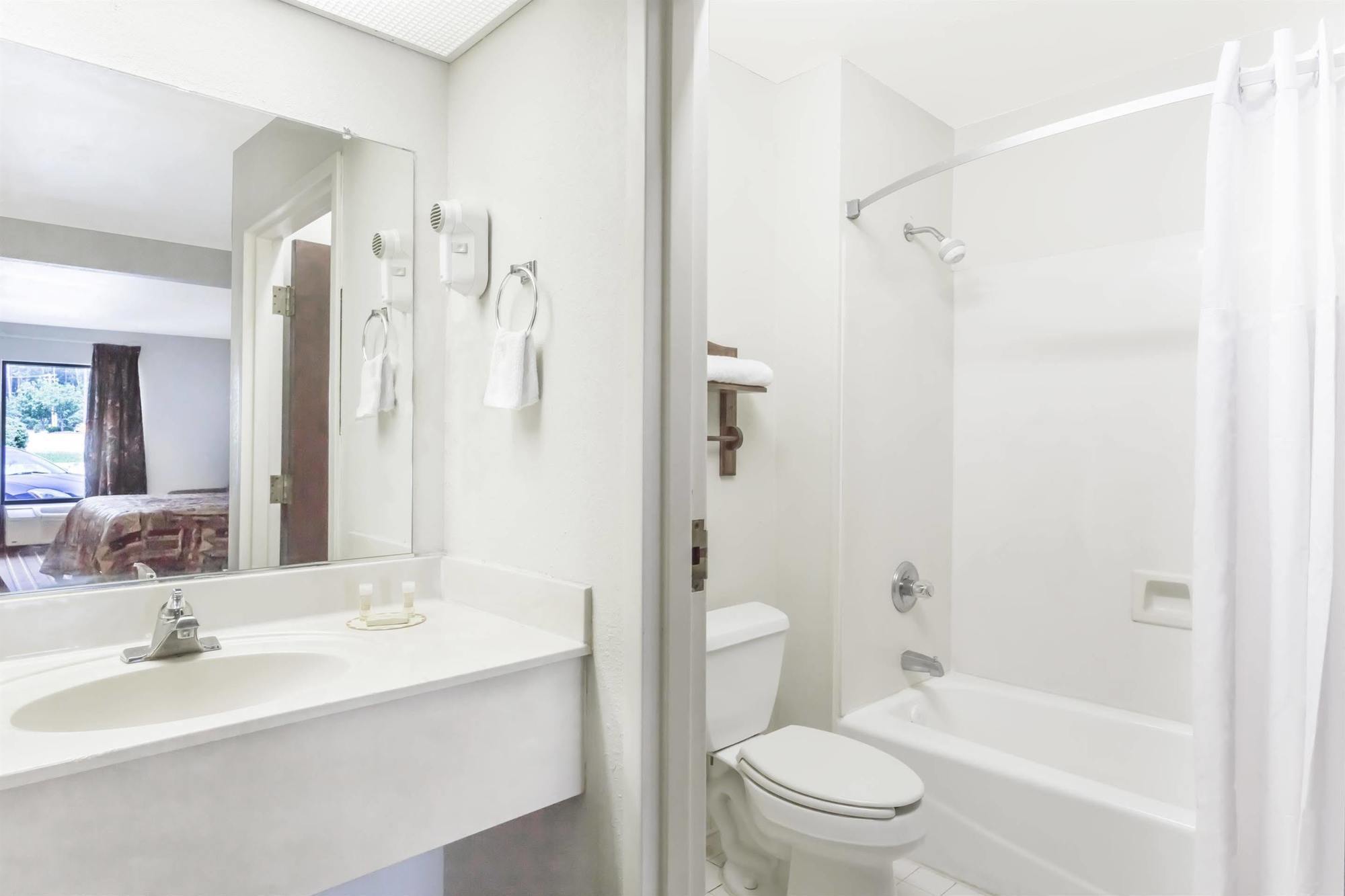 Brentwood Inn & Suites Suffolk Luaran gambar