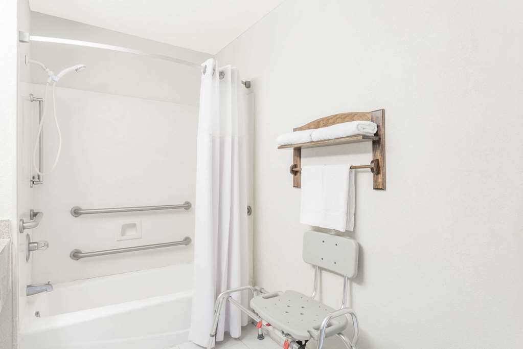 Brentwood Inn & Suites Suffolk Bilik gambar